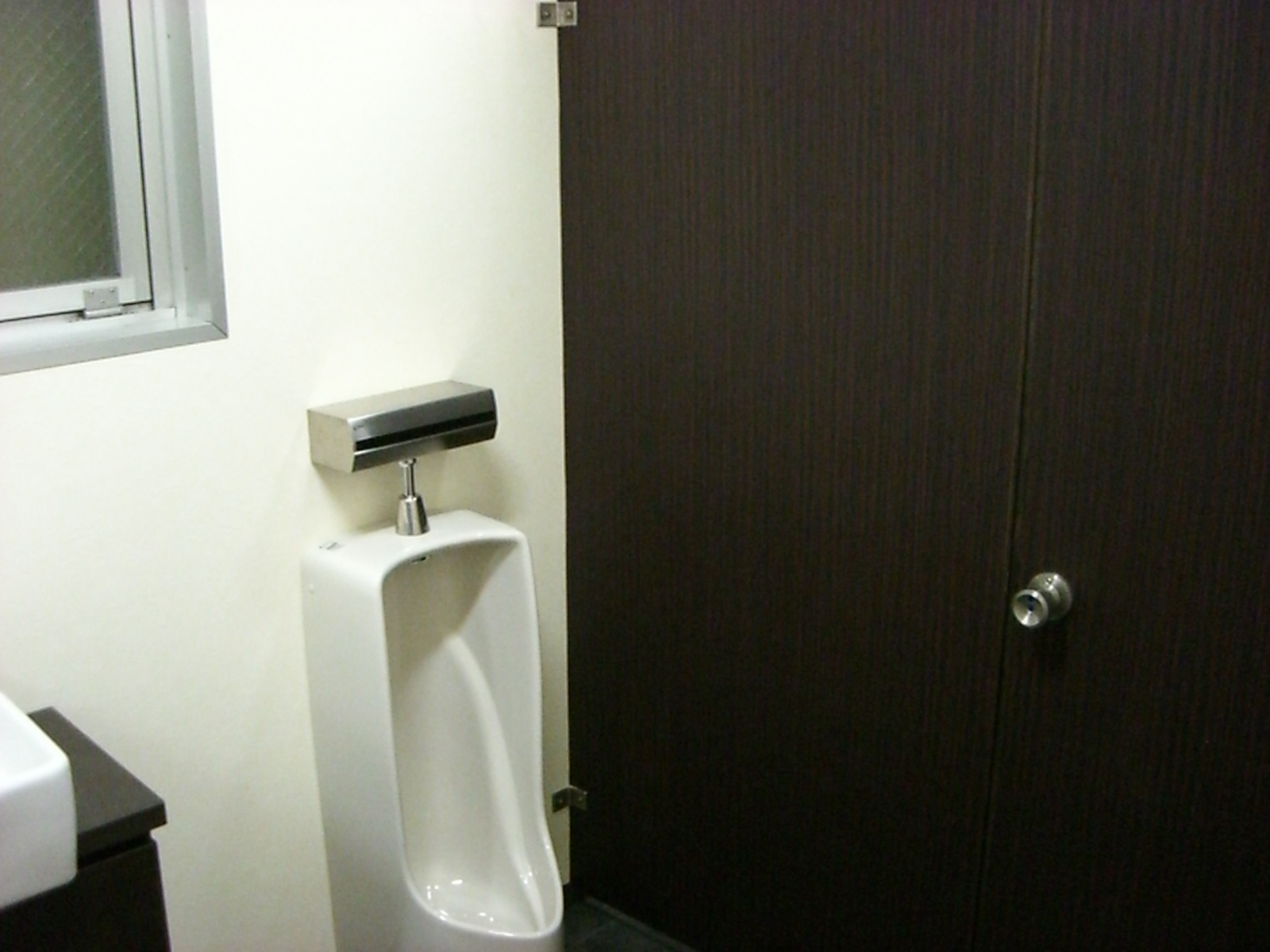 男性用トイレ、女性もどうぞに見えて扉を開けると？ トイレ, 扉, 面白画像
